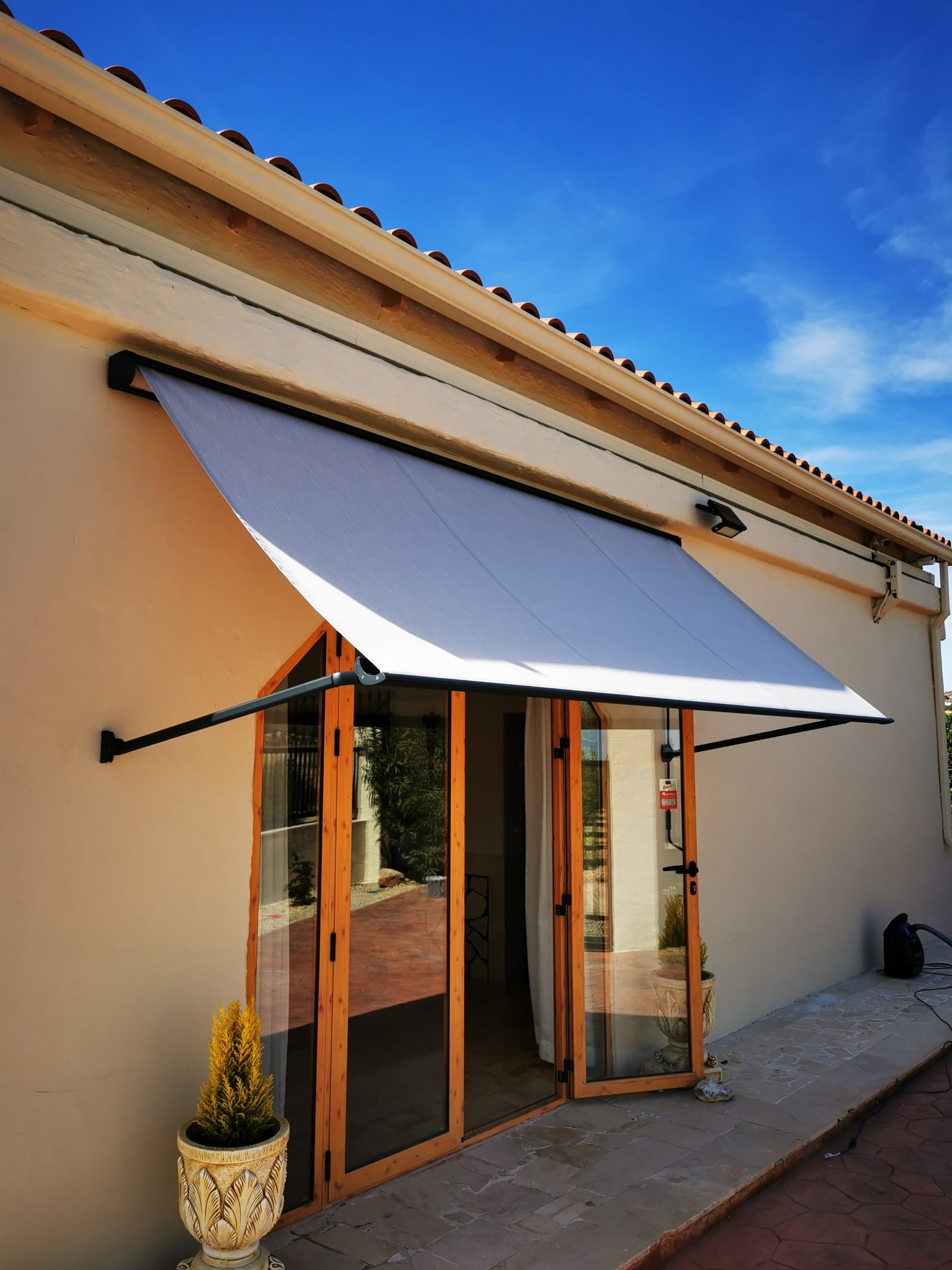 Instalación de toldo cofre en primera línea de mar en Punta Prima