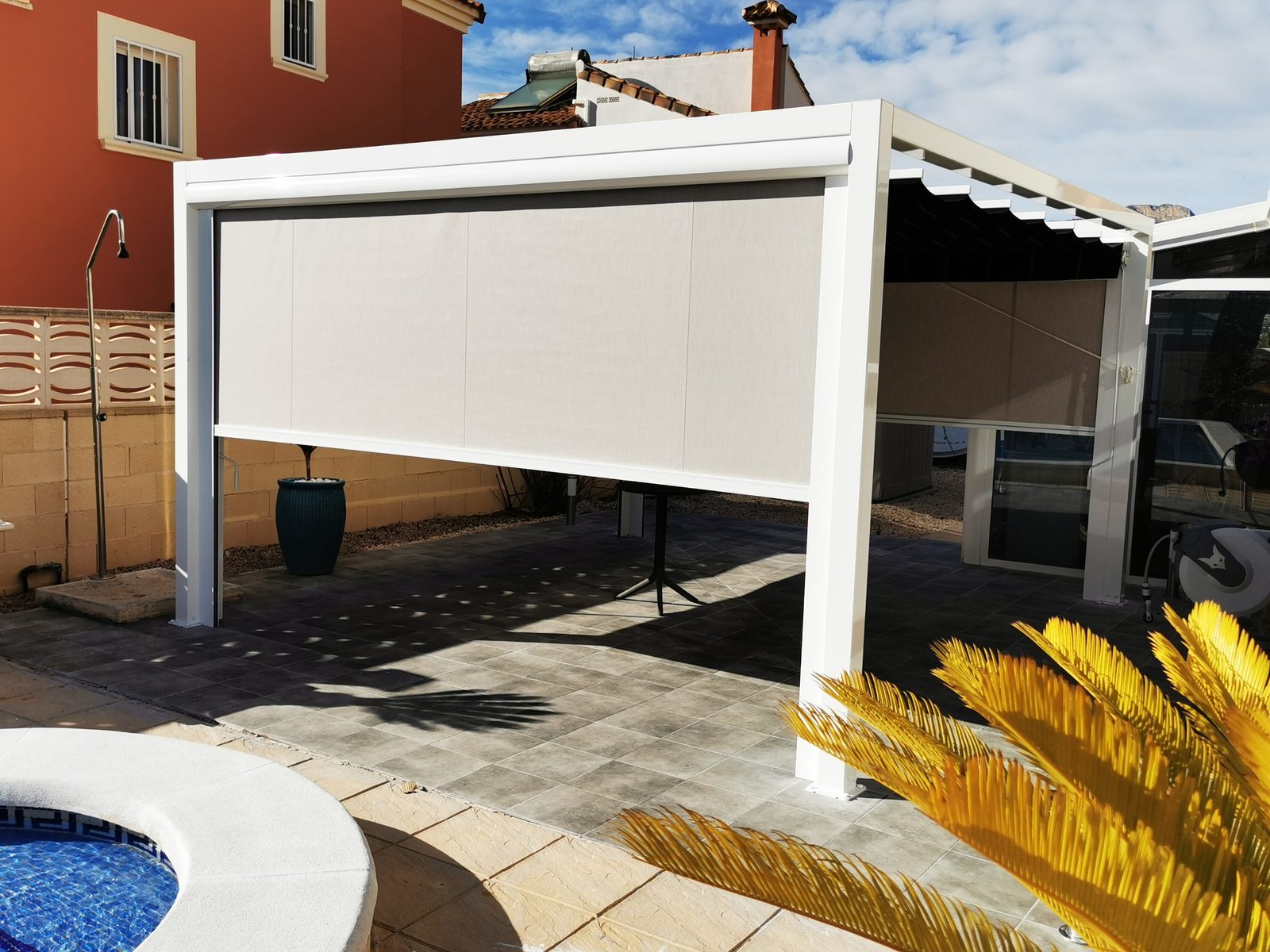 Pérgola carport con toldo deslizante en Alicante