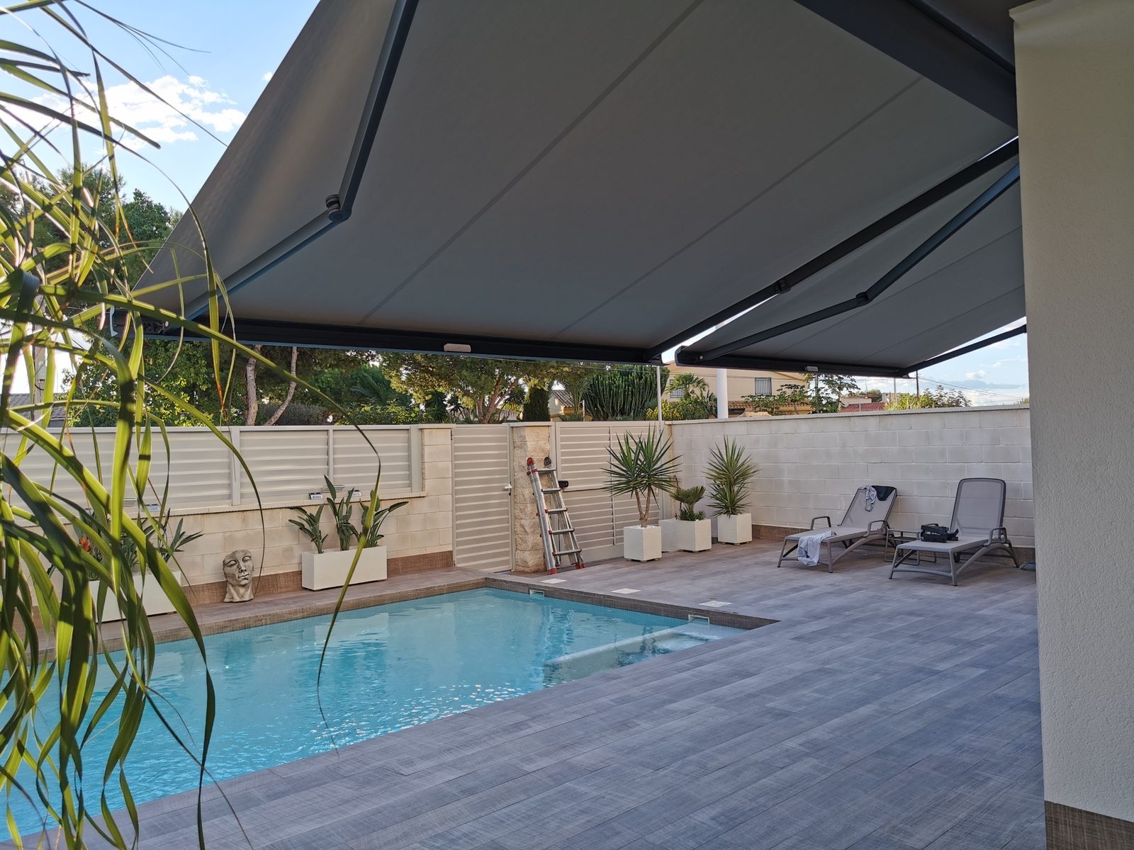 Toldo brazo extensible en villa de Torrevieja