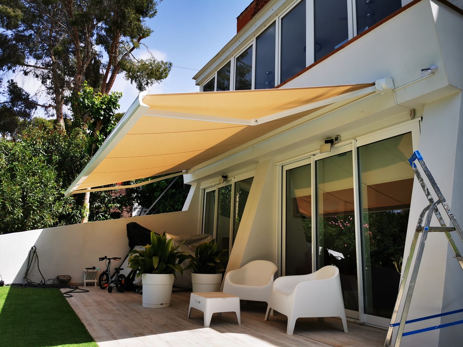 Toldo cofre doble motorizado instalado junto a piscina en Elche por OptimToldos
