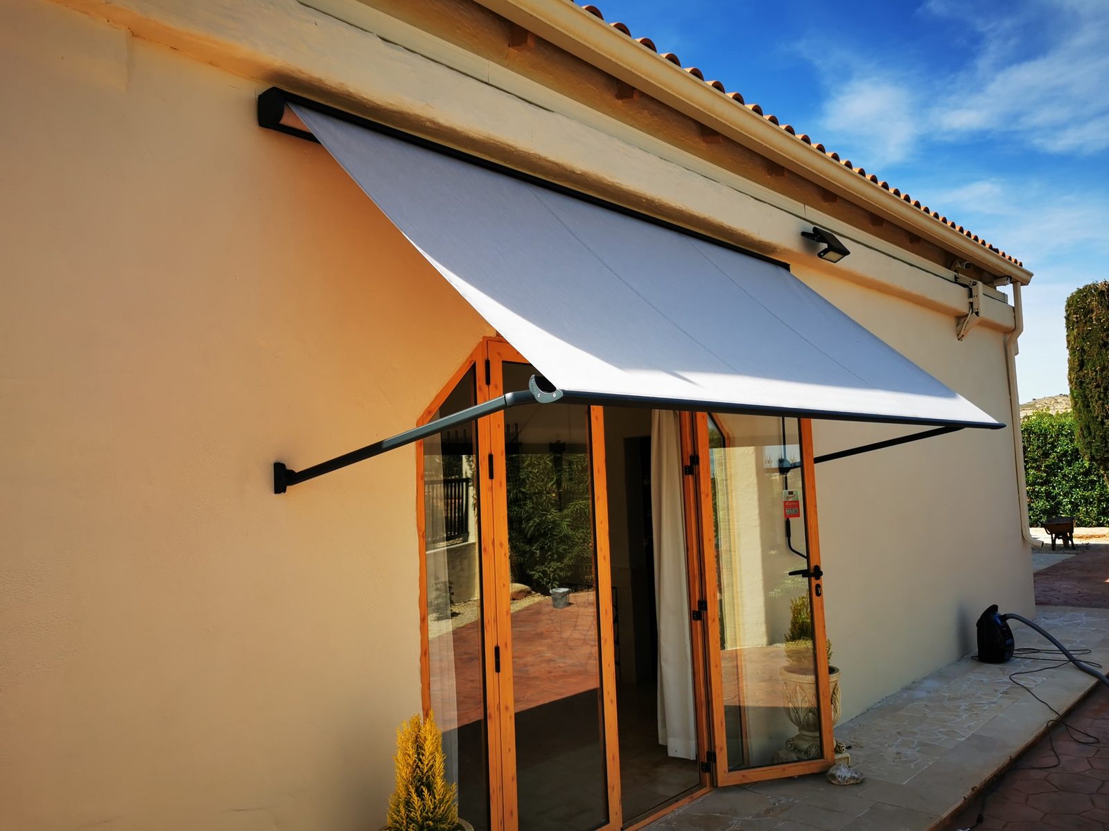 Toldo cofre con vista al mar instalado en primera línea de costa