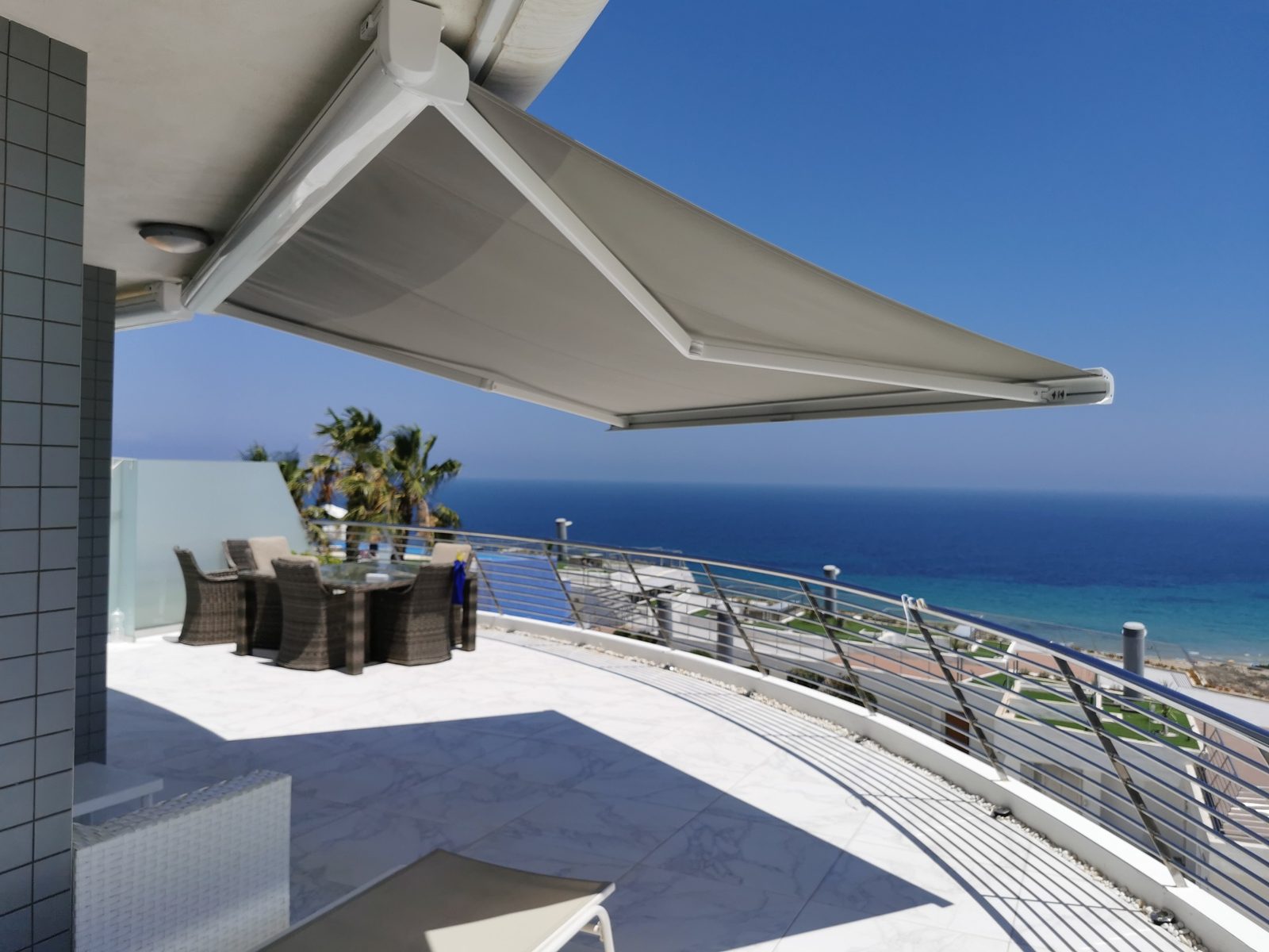 Toldo extensible junto a ventanas de villa en la Vega Baja