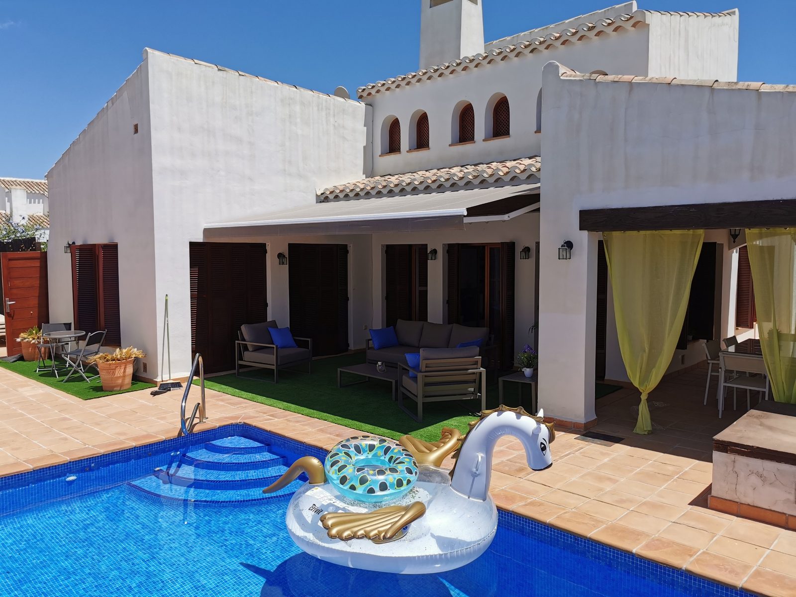 Toldo extensible en villa mediterránea con vistas al mar en Orihuela Costa