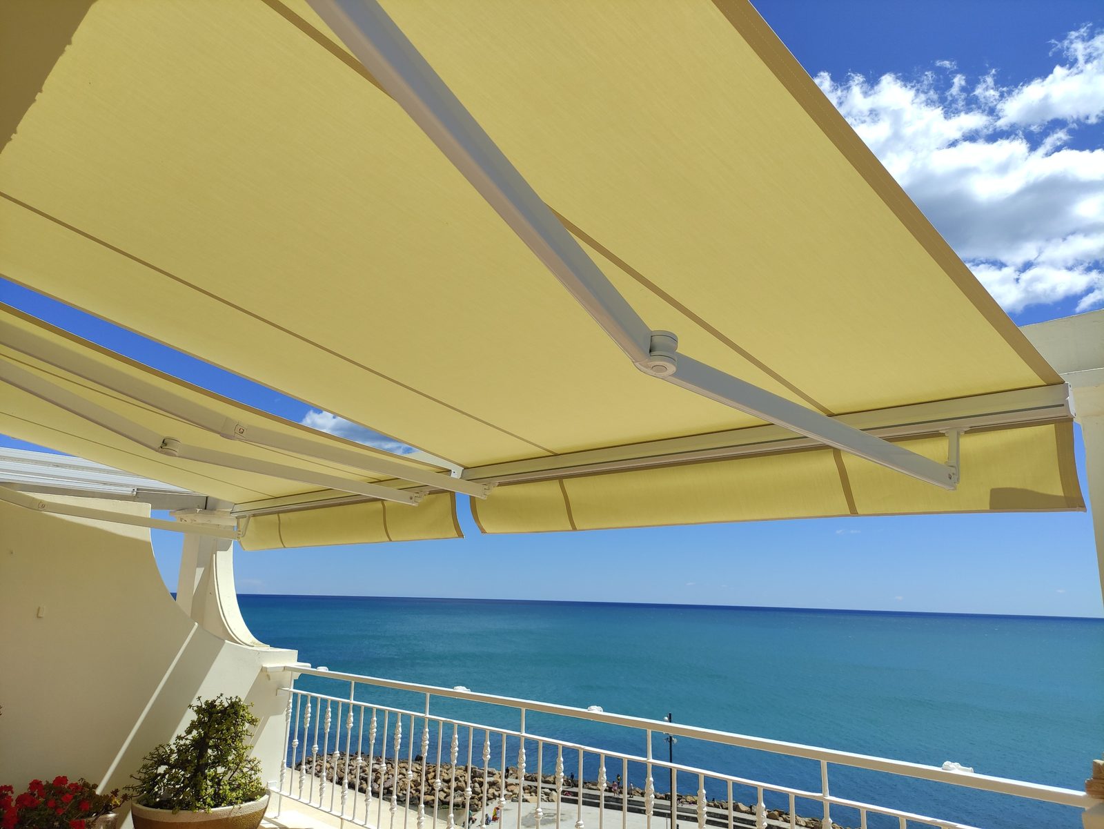 Toldos cofre con vistas al mar instalados en Torrevieja por OptimToldos