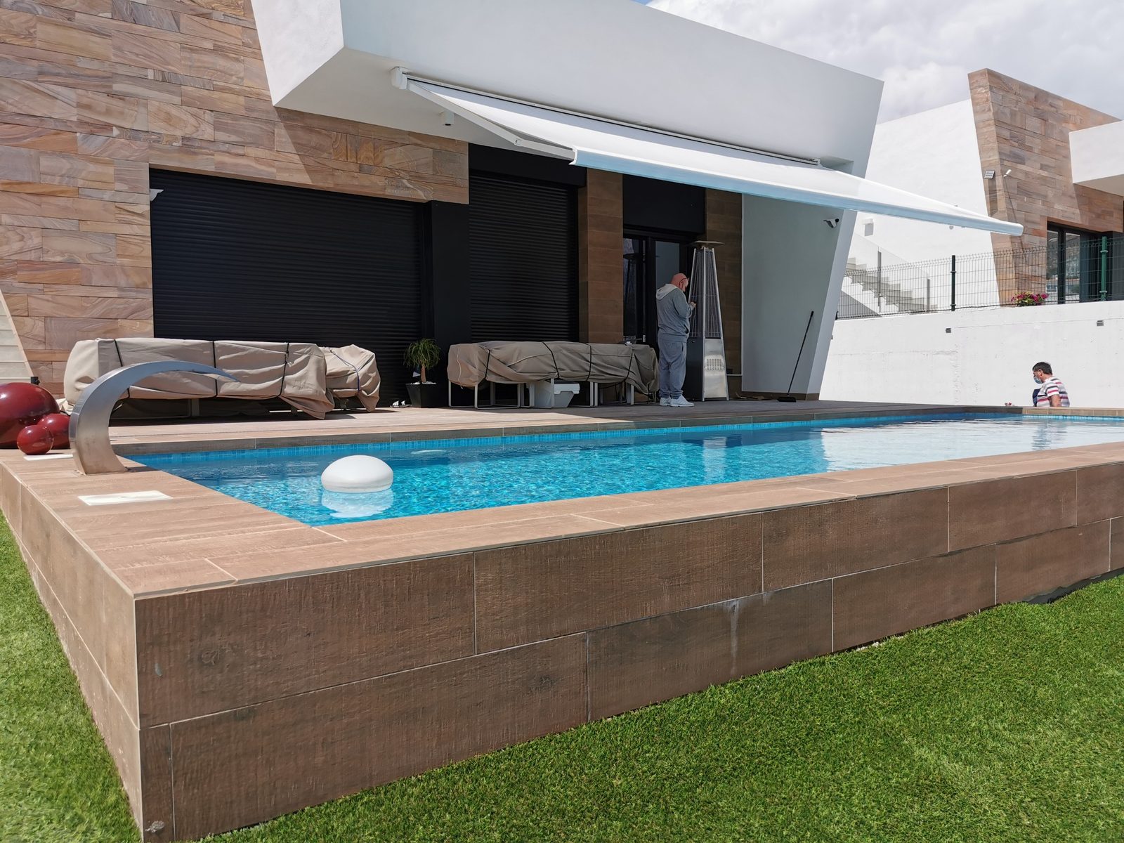 Toldos extensibles de brazo instalados en villa en San Miguel de Salinas