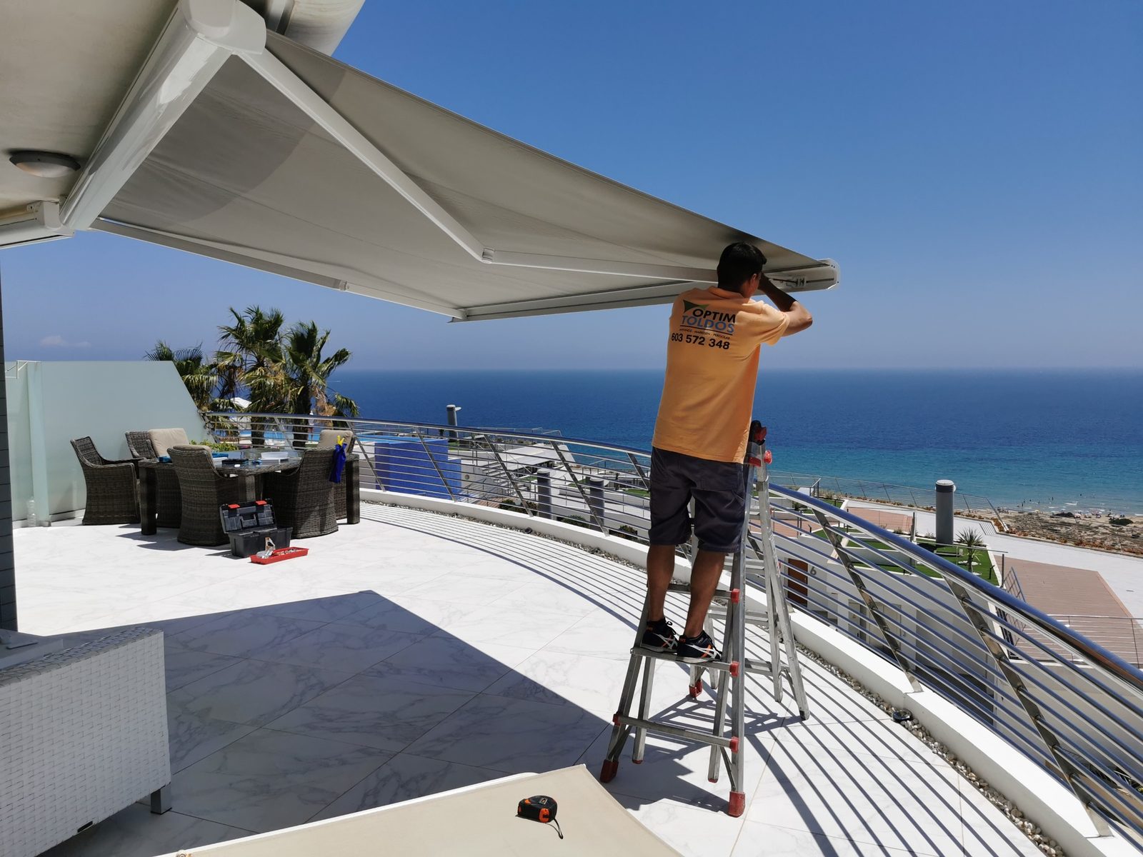 Toldos verticales screen ZIP en balcón de edificio en Alicante