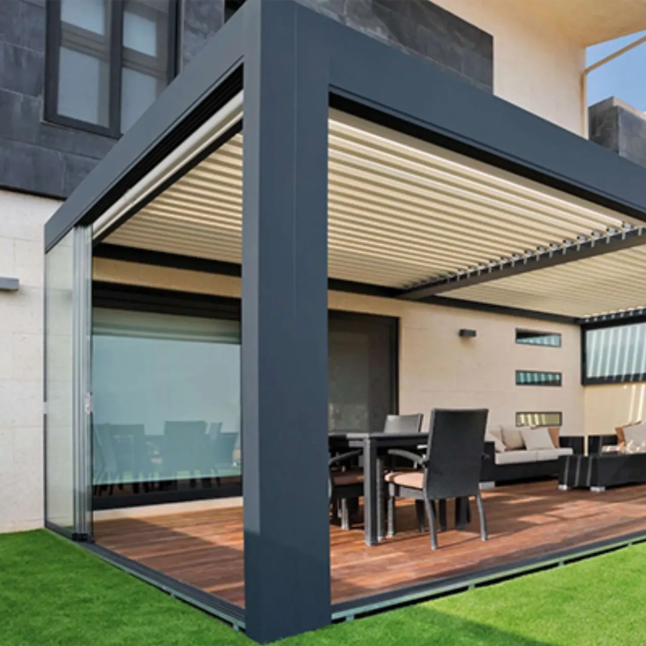 Pérgola bioclimática instalada en terraza