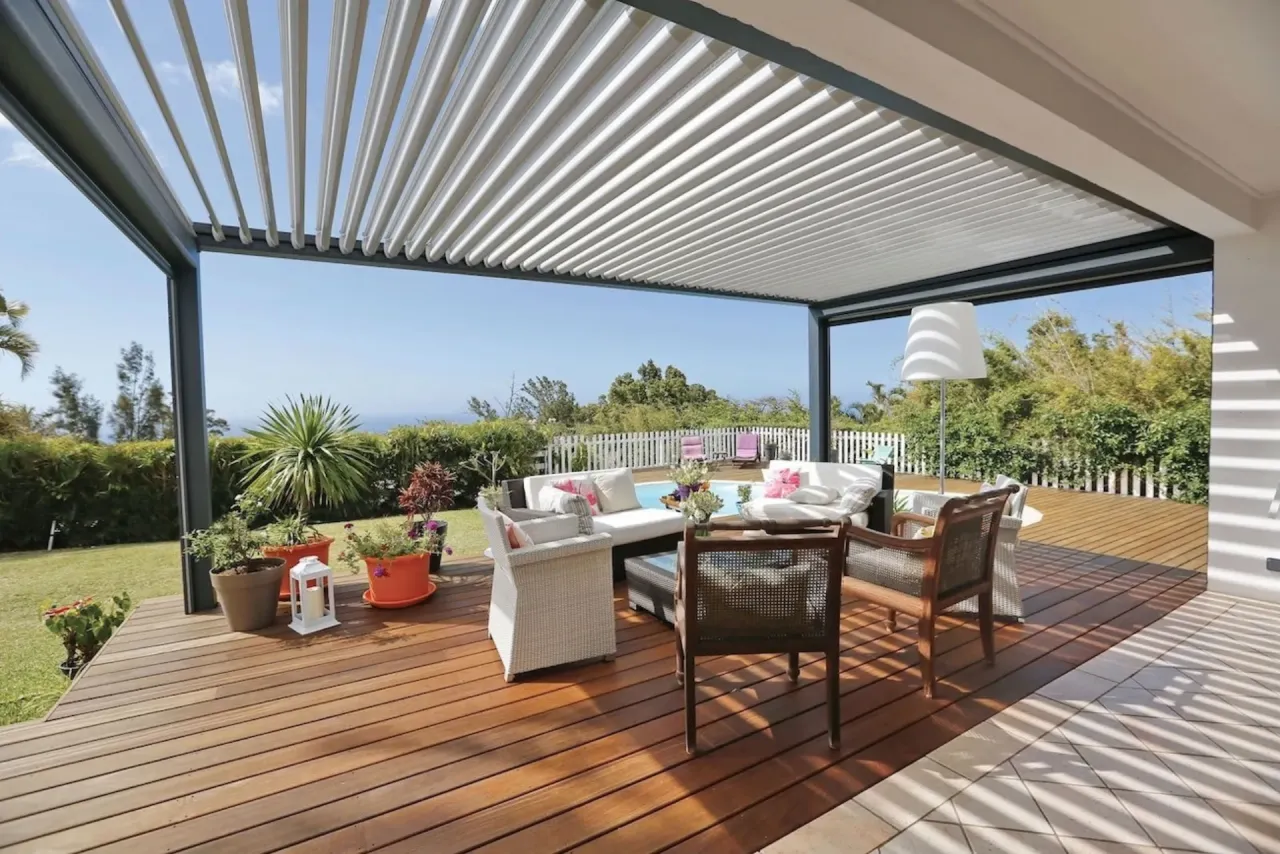 Pérgola bioclimática adosada en vivienda